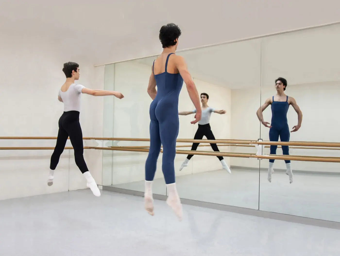 Studio mirrors and barres in a conservatoire